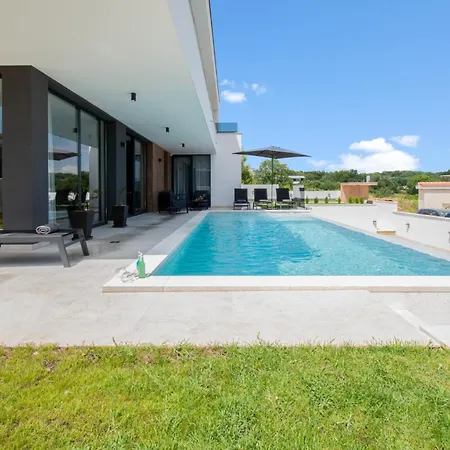 Infinity Gem Mit Beheizbarem Pool In Medulin, Istrien - By Istrabook *