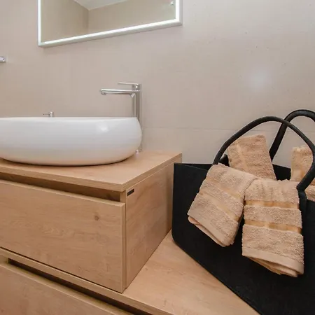 Villa Infinity Gem Mit Beheizbarem Pool In Medulin, Istrien - By Istrabook *