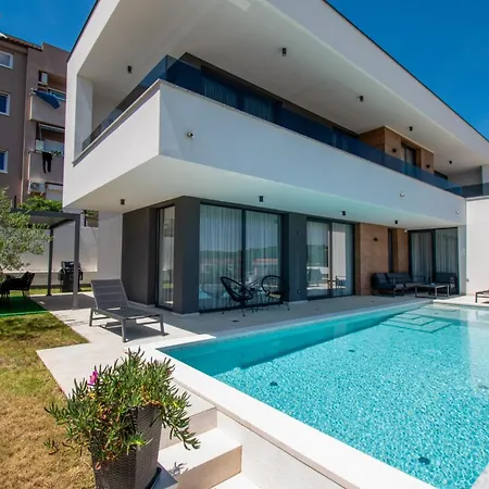 Villa Infinity Gem Mit Beheizbarem Pool In Medulin, Istrien - By Istrabook *