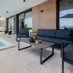 Infinity Gem Mit Beheizbarem Pool In Medulin, Istrien Villa