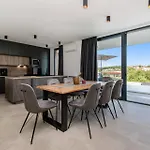 Villa Infinity Gem Mit Beheizbarem Pool In Medulin, Istrien