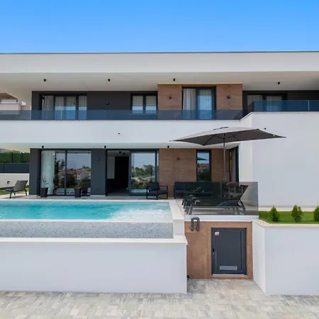Villa Infinity Gem Mit Beheizbarem Pool In Medulin, Istrien