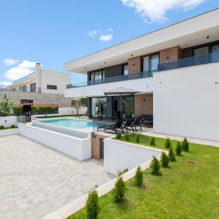 Infinity Gem Mit Beheizbarem Pool In Medulin, Istrien *