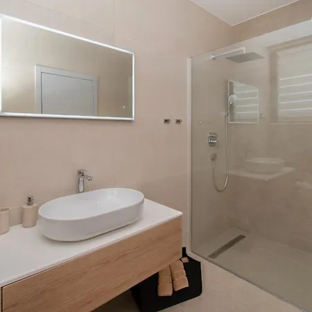 Infinity Gem Mit Beheizbarem Pool In Medulin, Istrien Villa *