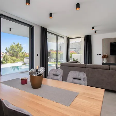 Villa Infinity Gem Mit Beheizbarem Pool In Medulin, Istrien