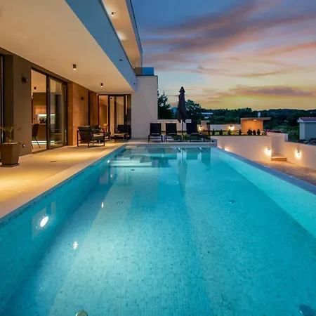 Infinity Gem Mit Beheizbarem Pool In Medulin, Istrien