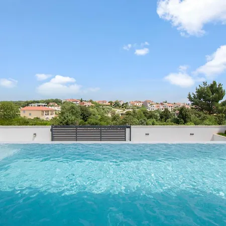 Infinity Gem Mit Beheizbarem Pool In Medulin, Istrien