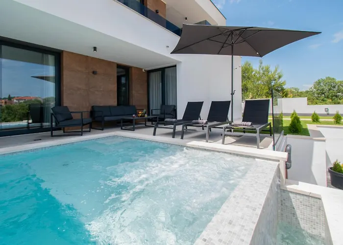 Infinity Gem Mit Beheizbarem Pool In Medulin, Istrien 빌라