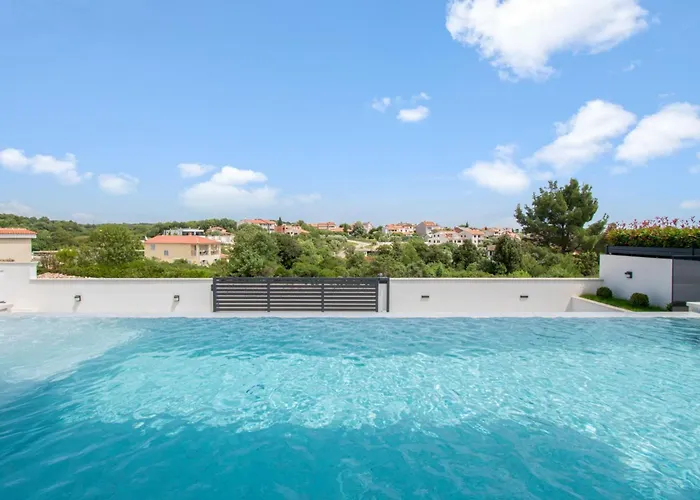 Infinity Gem Mit Beheizbarem Pool In Medulin, Istrien